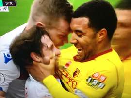 Troy Deeney tentando 'esmagar' o crâneo de Allen. SkySports