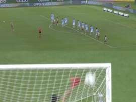 El golazo de falta que el árbitro anuló. Capturas/MovistarLigaCampeones