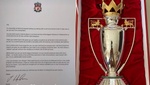 La carta de Henderson a Lovren... ¡con el trofeo de la Premier incluido!