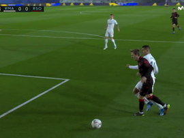 Real Sociedad wanted a penalty for this alleged foul by Casemiro. Screenshot/Movistar+LaLiga