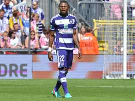 Chacel Mbemba disputa un partido en las filas del Anderlecht. RSCA.