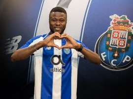 Mbemba (i) firmó hasta 2022. AFP