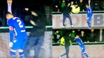 Un aficionado saltó al campo para atacar a un rival