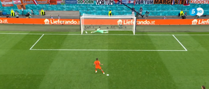 Alaba cometió penalti, el VAR lo revisó y Depay hizo el 1-0