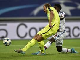 Depoitre (i, del Gent) pelea por un balón con Yanga-Mbiwa, en el Lyon-Gent de esta noche. Twitter