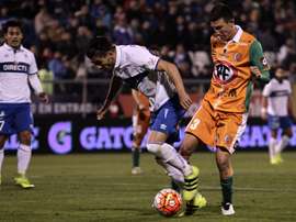 Dos rivales de Universidad Católica y Cobresal pelean por un balón en el duelo que enfrentó a sus equipos en la segunda jornada del Apertura Chileno 2016. Cruzados