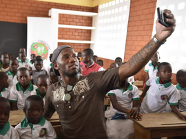 Así de feliz se mostró Drogba junto a los más pequeños en Costa de Marfil. AFP/Sia Kambou