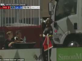 Drogba bebe agua de la botella de uno de los recogepelotas antes de dar una asistencial. YouTube/USL