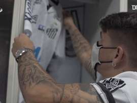 Quando a camisa 10 de Pelé foi de Maradona; veja homenagem do Santos. DUGOUT