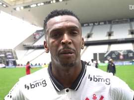 Mateus Vital e Jô comemoram vitória do Corinthians após sete jogos de jejum. DUGOUT