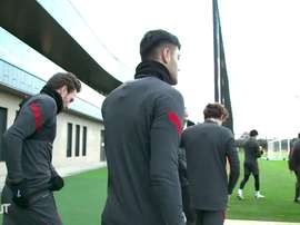 L'entraînement d'Ozan Kabak avec Liverpool. dugout