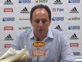 Rogério Ceni é surpreendido pelos jogadores. DUGOUT