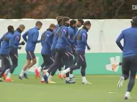 L'Angleterre se prépare avant d'affronter le Danemark. dugout