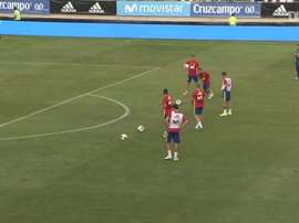 Kepa saltou de forma impressionante para evitar gols dos colegas da Espanha em treino. DUGOUT
