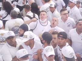 Fans give support to Santos in the airport before game in Copa do Brasil. DUGOUT