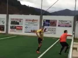 El árbitro tuvo que huir al verse rodeado por el equipo visitante. Youtube