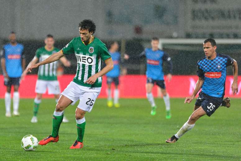 El futbolista del Rio Ave Roderick Miranda protege el balón ante la presión de Fransergio Rodri, del Marítimo. RioAveFC