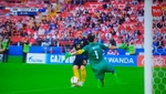 Claudio Bravo le regaló el primer gol a Australia con un mal despeje