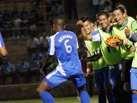El nicaraguayo Luis Fernando Copete celebra la victoria ante Jamaica junto a sus compañeros y cuerpo técnico. Twitter