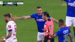 Las redes echan humo: el árbitro hizo de defensa y dejó sin gol a Cruz Azul