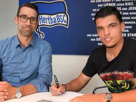 Karim Rekik firmó su contrato con el Hertha. HerthaBSC