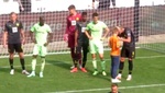 El Haaland más humano: ¡firmó un autógrafo a un niño con el partido en marcha!