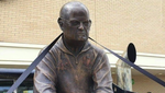La estatua de Bielsa que mandó hacer un superviviente