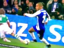 Fabio Coentrão levou uma 'fifia' de Ricardo Pereira. Twitter