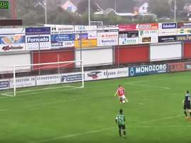 Fallo garrafal de un jugador del Harkemase Boys a puerta vacía. Twitter