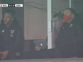 Gareth Bale eyeing up his laptop. Sceenshot/DAZN