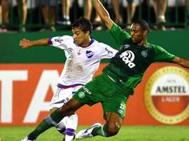 Duelo duro teve três expulsões e um gol quase 'caído do céu'. GOAL