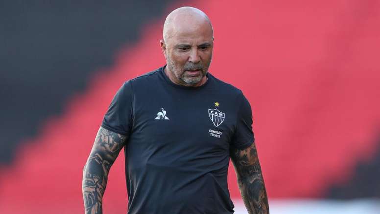Último jogo de Sampaoli pelo Atlético-MG? Técnico invade campo, é expulso e termina no alambrado
