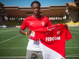 Monaco annonce l'arrivée de Terence Kongolo. GOAL