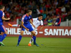 Gonzalo Jara (d) y Martin Erlic pelean por un balón en el Chile-Croacia del Mundial Sub 17. FIFA