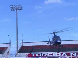 Jogadores deixam o campo para a aterrizagem de helicóptero com vacinas. Captura TVE Bahia