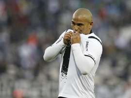 Humberto Suazo celebra su tanto con Colo Colo. Twitter
