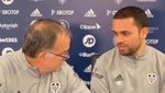 Momentazo entre Bielsa y su traductor... ¡hablando del documental del Leeds!