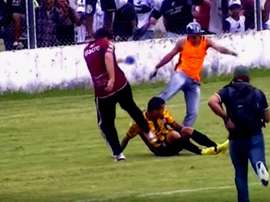 Imagen de la agresión a los jugadores de Talleres de Perico. Twitter/CordobaMiCiudad