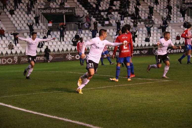 El Langreo anuncia la suspensión del partido... pero el Burgos no tiene constancia de ello. BurgosCF