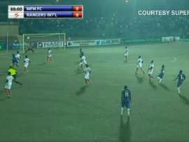 Imagen del golazo de Sikiru Olatunbos en el encuentro entre el MFM y el Enugu Rangers. S9Live
