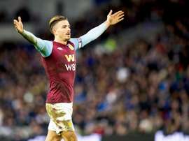 Jack Grealish adota o método Cristiano. Twitter/AVFCOfficial