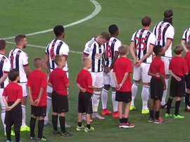 El jugador del West Bromwich Albion en el momento del himno. Twitter