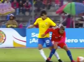 La entrada terrible de Jeisson Vargas a un jugador brasileño. Youtube