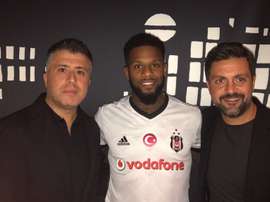 O internacional holandês vai continuar a jogar na Turquia. Twitter/Besiktas