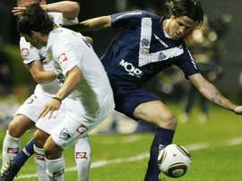 Jugadores de Quilmes y Racing de Avellaneda luchan por un balón dividido. EFE