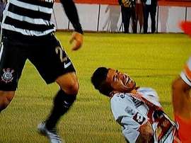 La lesión de Jonathan Benítez generó escalofríos en el cuerpo de los jugadores de Cobresal y Corinthians. Twitter