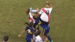 ¡Tremenda patada voladora a una compañera en el 'Superclásico' femenino!