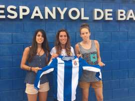 Las tres nuevas futbolistas del Espanyol, Cristina Baudet, Gemma Sala y María del Mar Mazuecos, posan para la web del club. RCDEspanyol