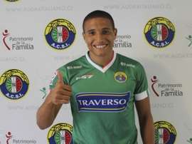 Leandro Benegas posa con la camiseta de Audax Italiano. Twitter