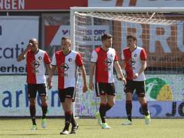 Los jugadores del Feyenoord lamentan el empate ante el PEC Zwolle. Feyenoord